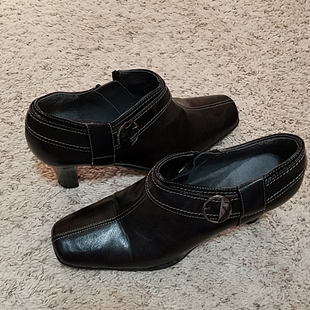 Barely worn side-zipped shoes